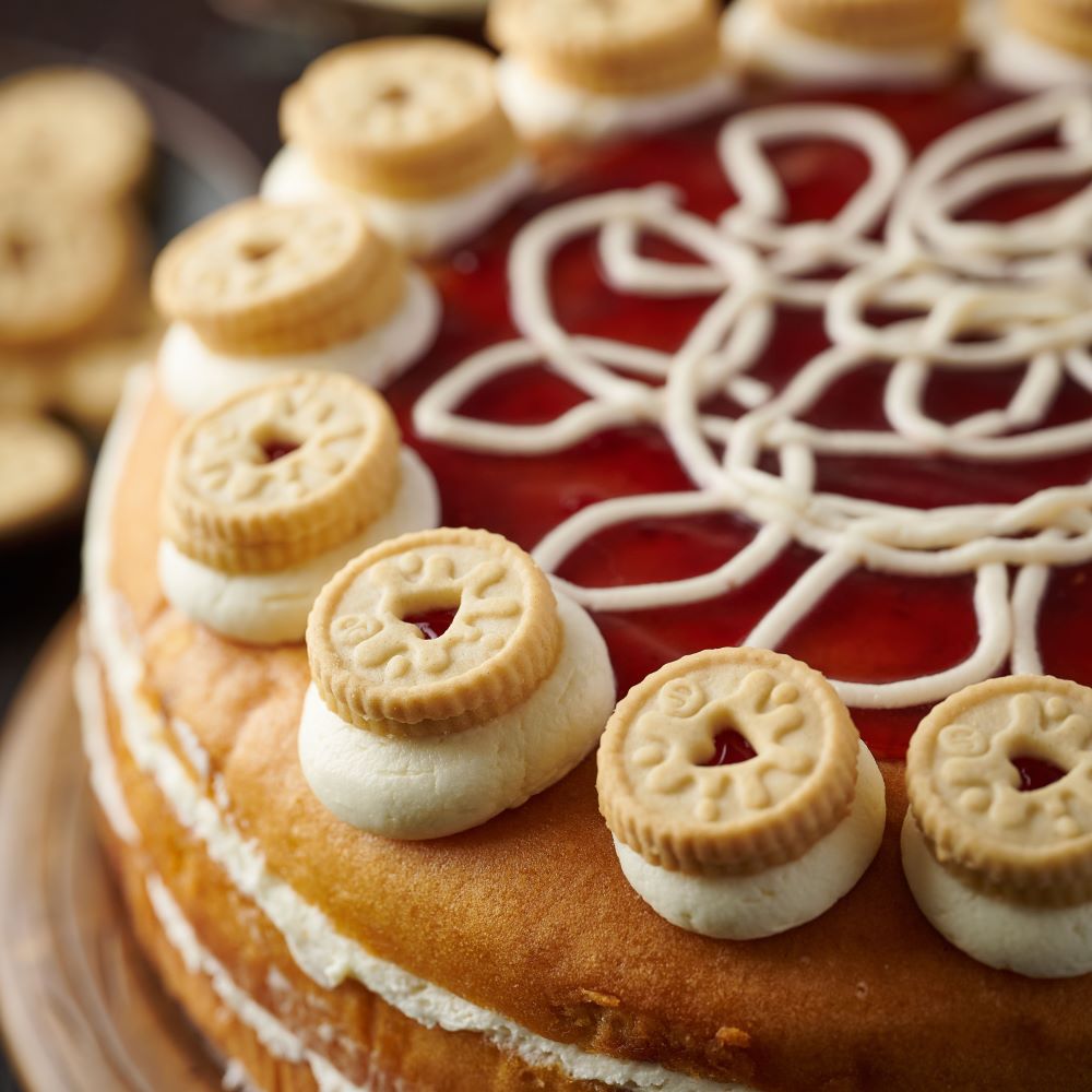 Jammie Dodger Cake (VEGAN)