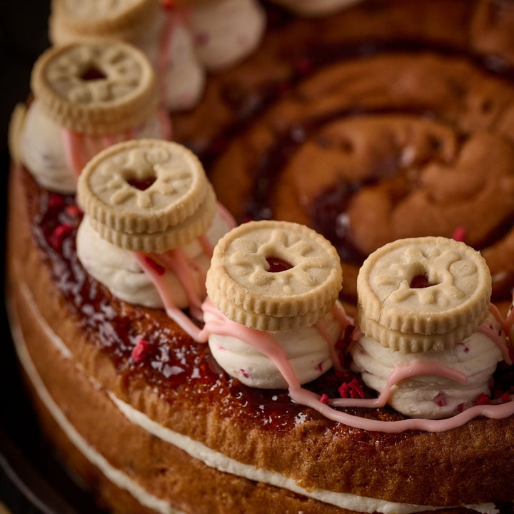 Jammie Dodger Cake (Plant Based)